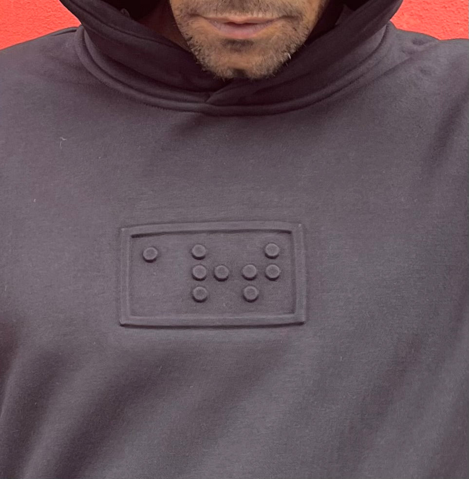 art embossé en braille sur un hoodie noir homme